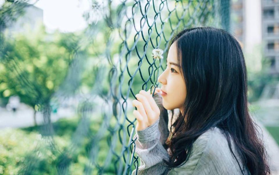 战士的意志要象礁石一样坚定，战士的性格要象和风一样温柔。